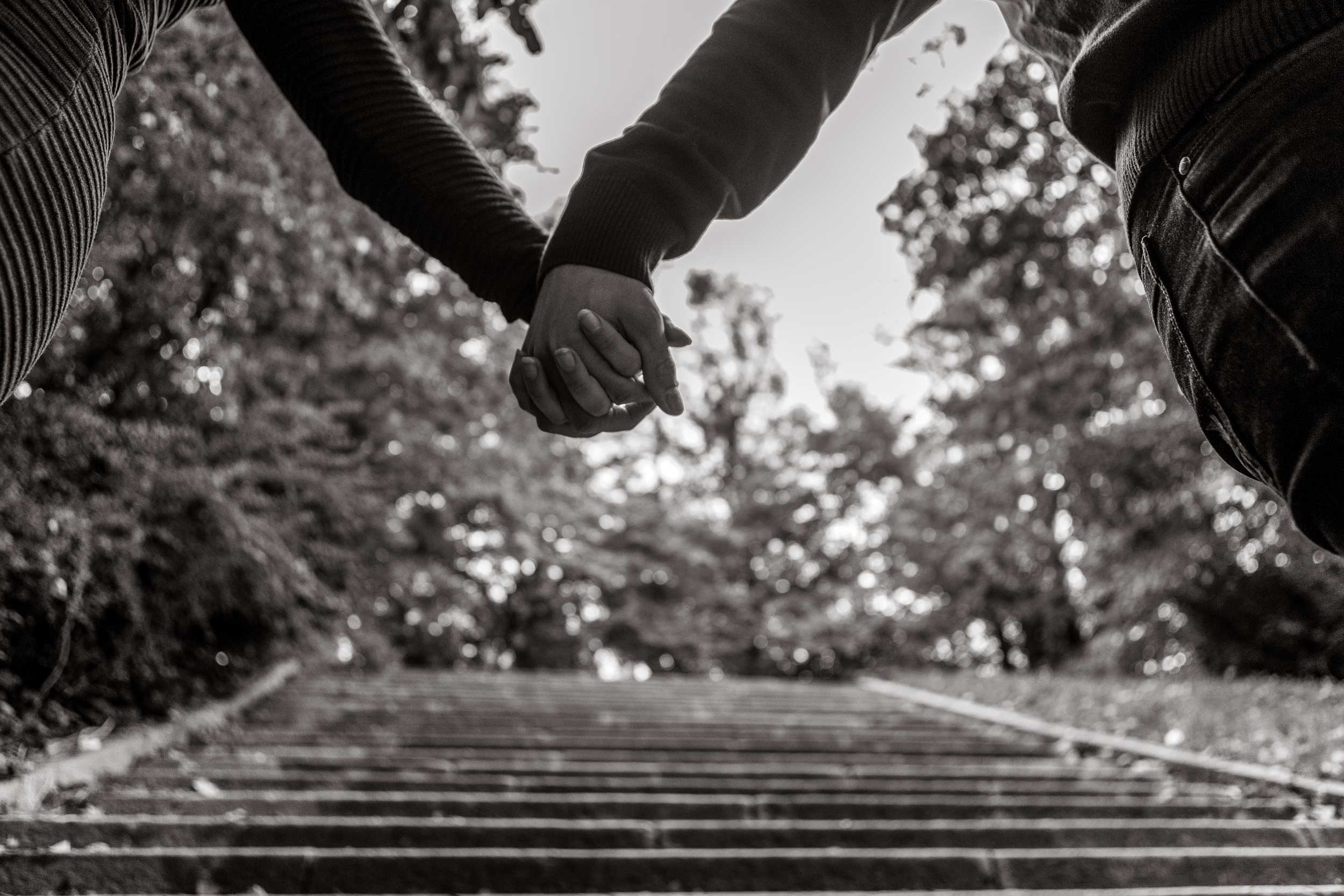 Hand in hand op de grote trap in het Noorderplantsoen in Groningen.