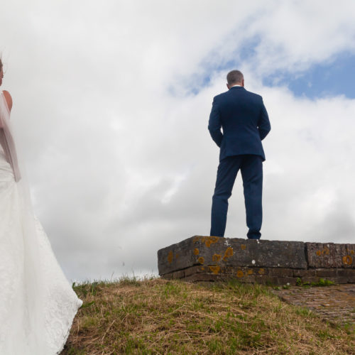 Bruidsfotografie; trouwfotograaf; First Sight van een bruidspaar bij Aduarderzijl. De bruidegom wacht op de bruid.