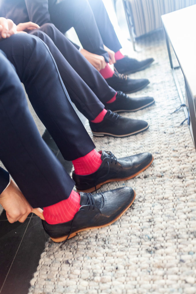 Bruidsfotografie-devoorbereidingen-Groningen-KleijenCo-6 Bruidsfotografie; trouwfotograaf; De bruidegom, zijn schoonvader en zijn drie zonen dragen allemaal dezelfde kleur sokken, fuchsia roze.