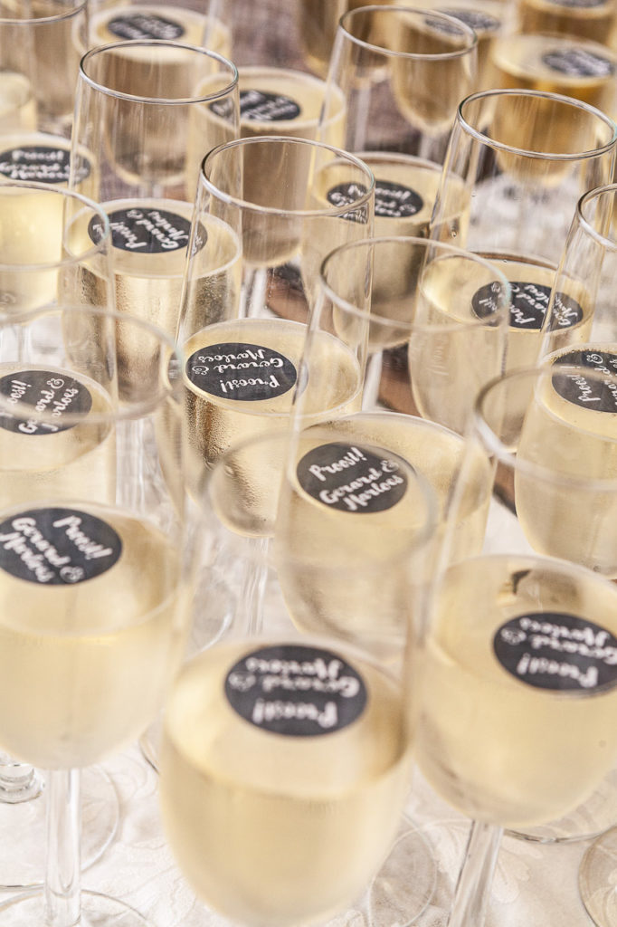Bruidsfotografie-garnwerdaanzee-Groningen-KleijenCo-20 IBruidsfotografie; trouwfotograaf; n ieder glas drijft een naamplaatje met de namen van het bruidspaar.
