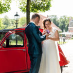 First Sight bij Menkemaborg in Uithuizen. De bruidegom geeft zijn bruid een polscorsage als bruidsboeket.
