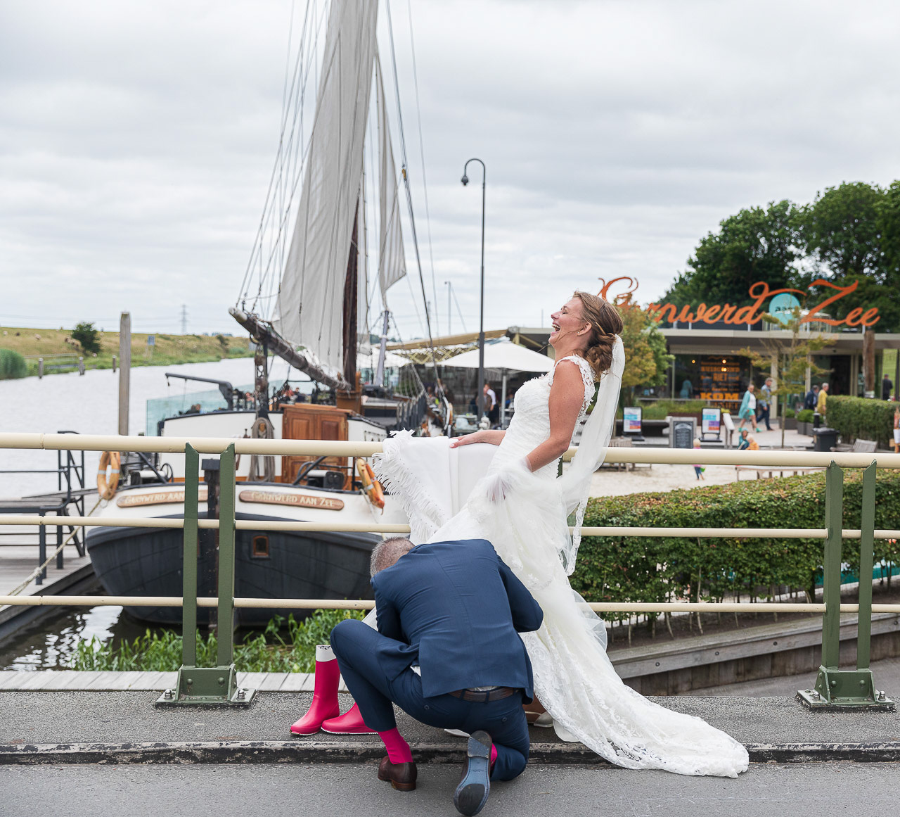 Bruidspaar heeft lol tijdens het maken van de reportagefoto's in Garnwerd.