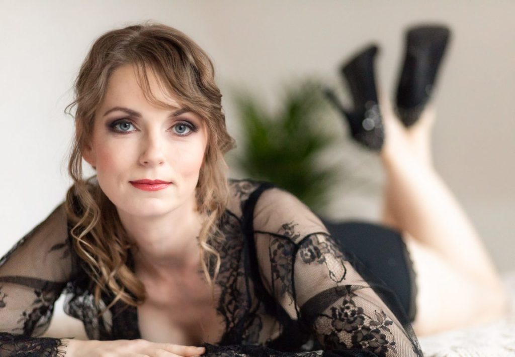 Mooie-visagie-en-hairstyling-voor-boudoirfotografie-door-Jolanda-Kleij-in-Groningen._MG_1126-e1545592457339 Boudoir fotoshoot in groningen