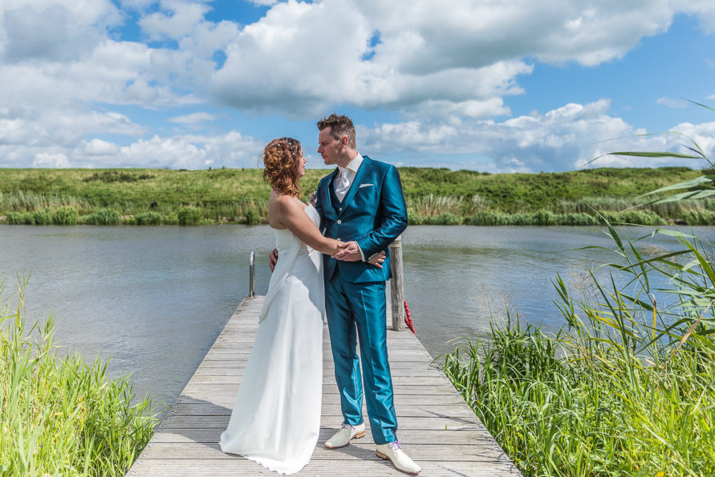 Bruidsfotografie; trouwfotograaf bij verliefd bruidspaar in Garnwerd