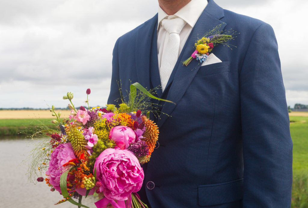 Bruidsfotografie; trouwfotograaf bij verliefd bruidspaar in Aduarderzijl