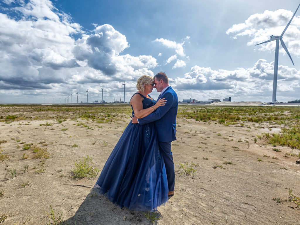 Trouwfotografie-Kleijenco-6099 Bruidsfotografie; trouwfotograaf Ouder bruidspaar op het strand bij de industrie van Farmsum