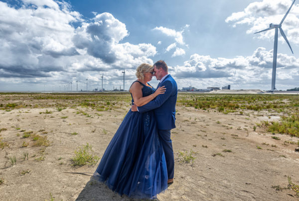 Bruidsfotografie; trouwfotograaf Ouder bruidspaar op het strand bij de industrie van Farmsum