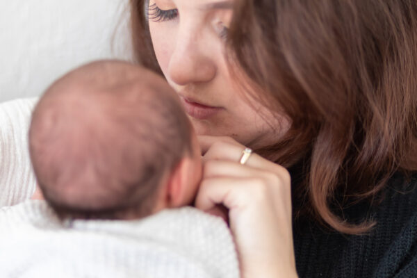 Newborn fotografie; baby met mama
