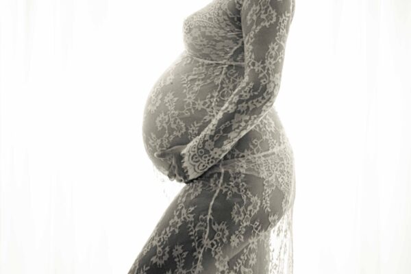 Silhouet foto van een zwangere buik in negligé
