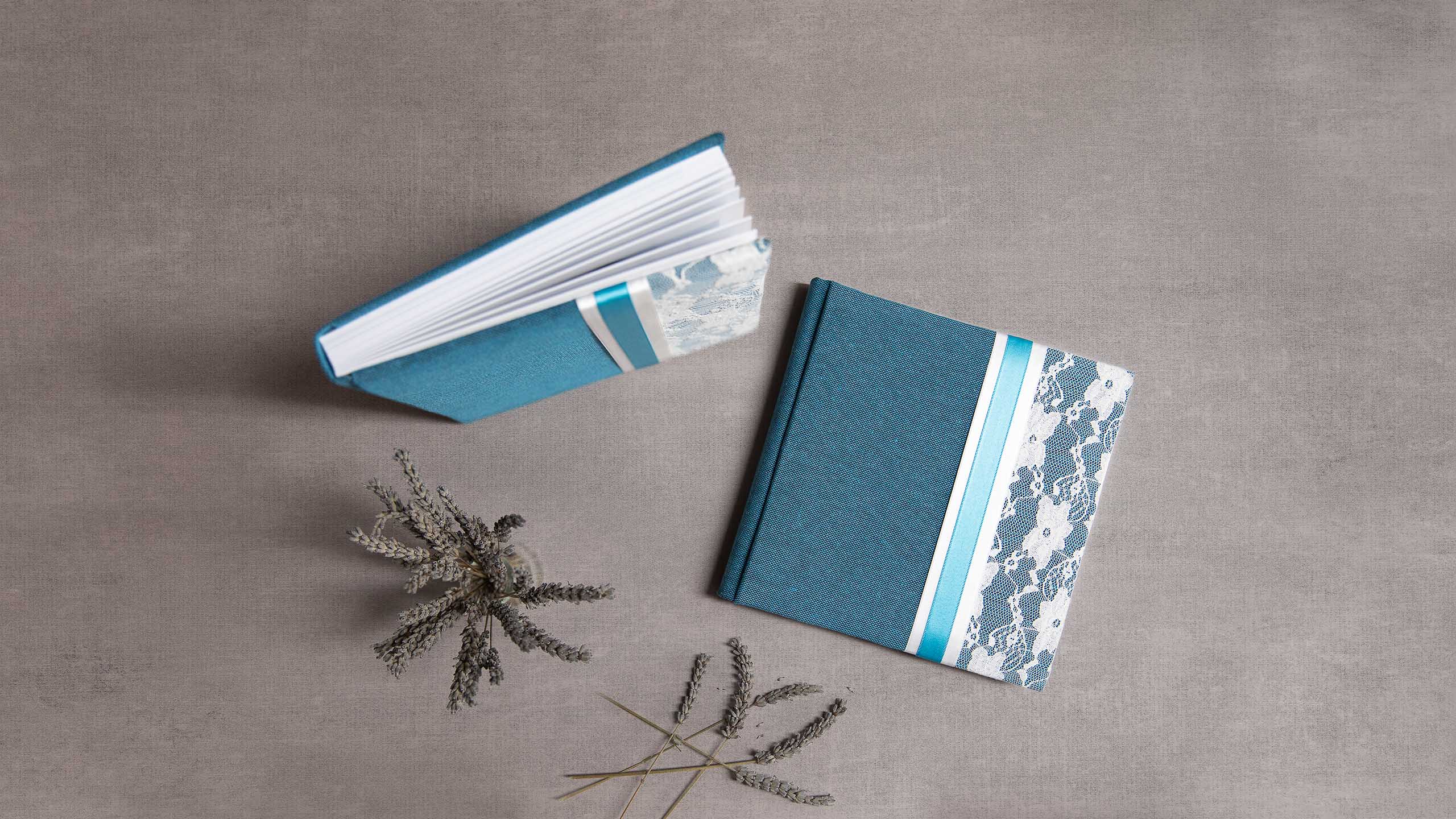 Een met blauwe stof en kant bekleed fotoalbum