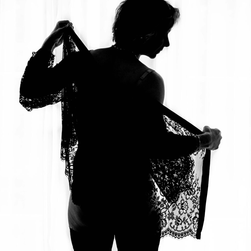 Boudoirfotograaf-Kleijenco-Groningen-silhouette Een silhouette foto tijdens een boudoirshoot bij KleijenCo in Groningen