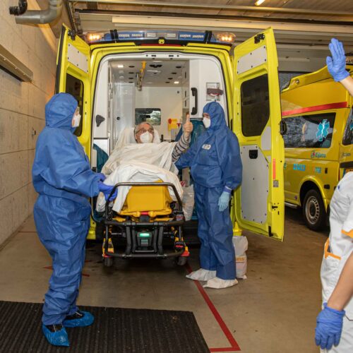 Een voorheen ernstig zieke coronapatiënt wordt uitgezwaaid
