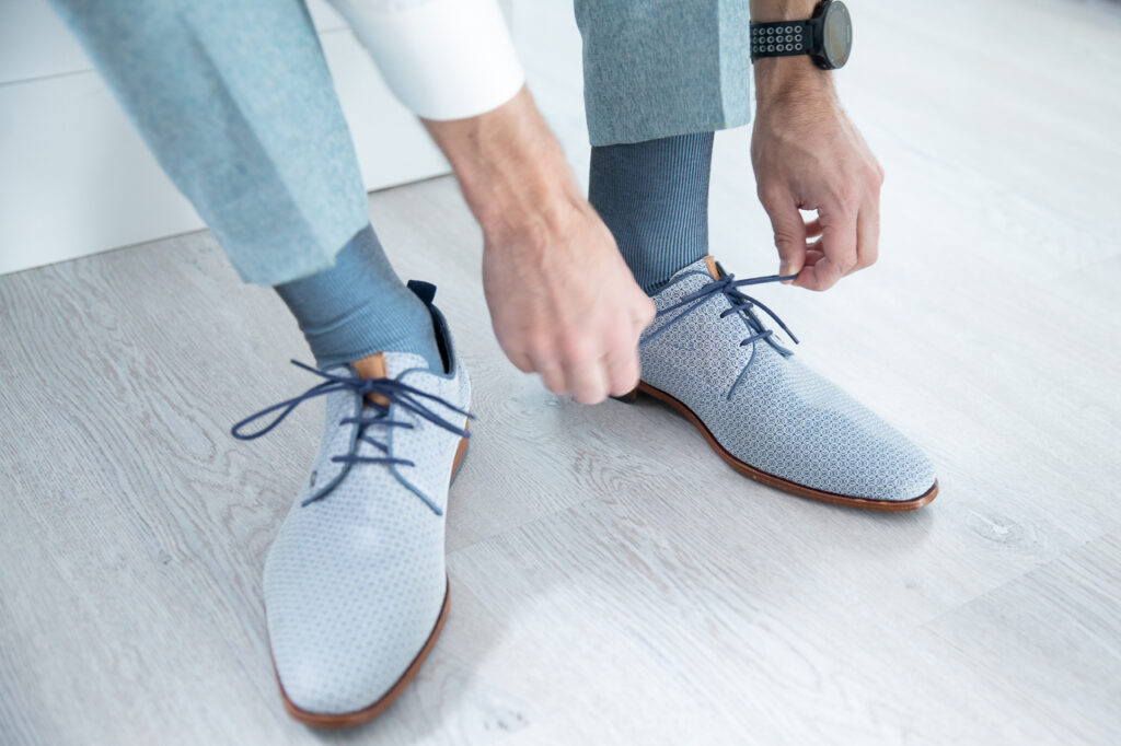 KleijenCo-bruidsfotografie-trouwfotograaf Groningen Voorbereidingen van de bruidegom op zijn trouwdag, trouwschoenen