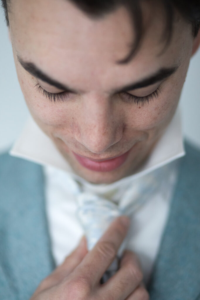 KleijenCo-bruidsfotografie-trouwfotograaf Groningen Voorbereidingen van de bruidegom op zijn trouwdag, das strikken.