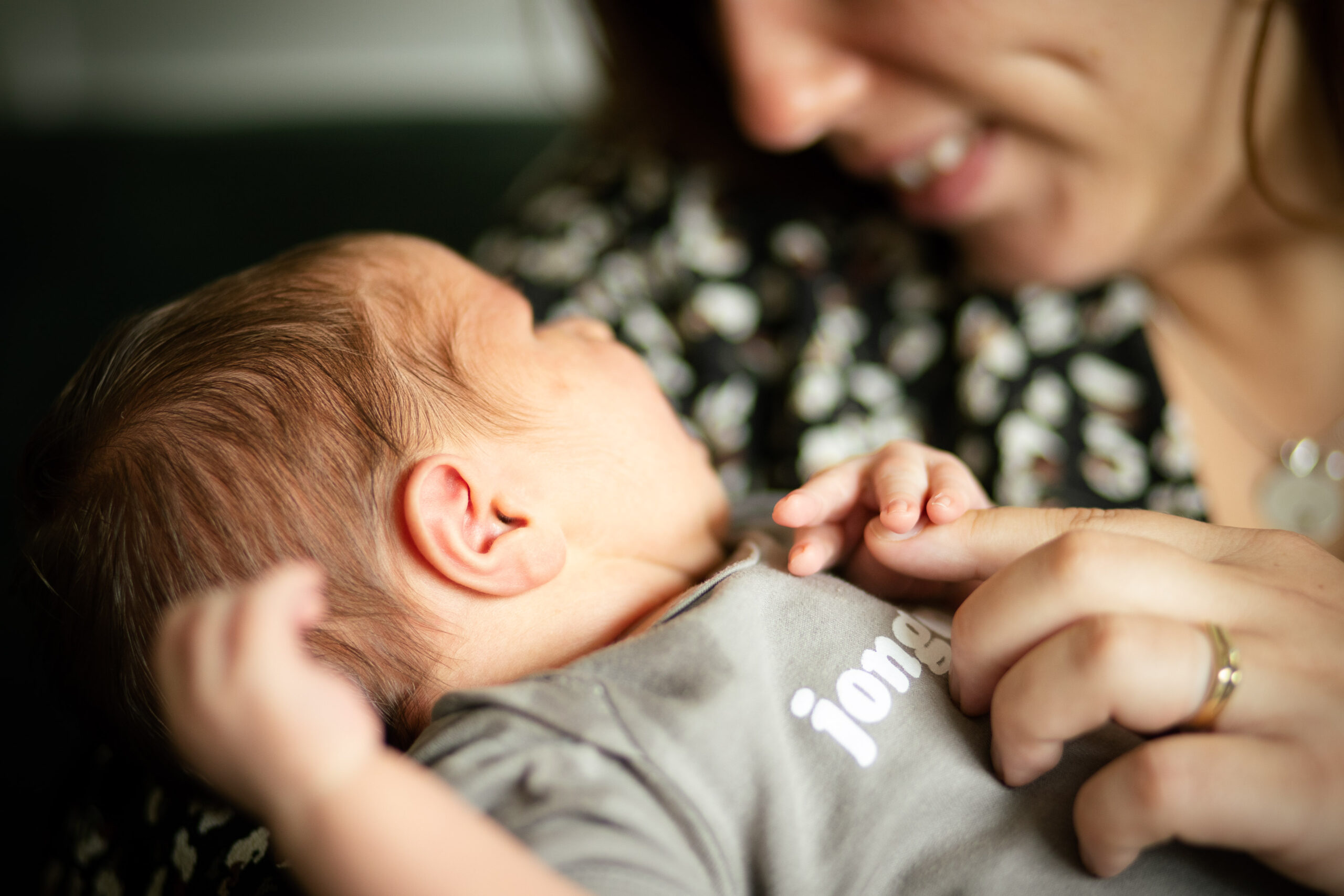 handcontact tussen mama en haar pasgeboren zoontje