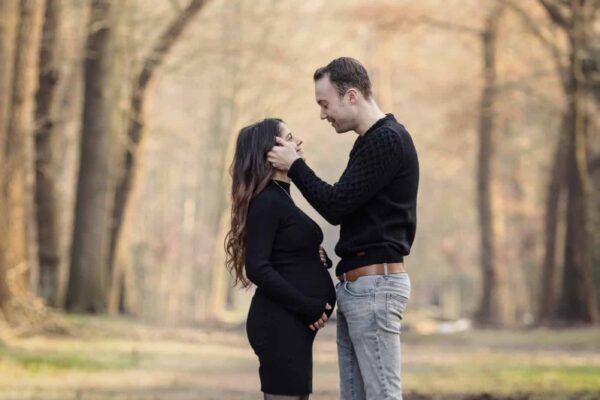 Zwangerschaps fotoshoot buiten Freylemaborg Slochteren