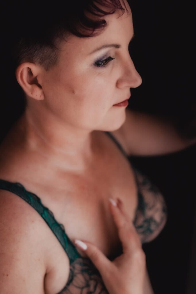 KleijenCo-boudoirfotograaf Groningen Zie jezelf anders bij een boudoirfotoshoot. Zie wat een ander ziet, maar jij niet: zie je schoonheid, je uitstraling, jouw kracht. Kleij en Co Fotografie in Groningen houdt je een spiegel voor.