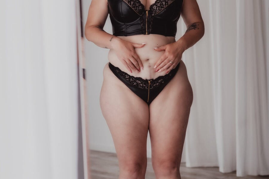 Waarom zou ik een boudoirshoot doen, ik ben helemaal niet mooi. Ik heb littekens, ben te dik, waarom zou ik een boudoirshoot willen doen? Laat mij jou helpen anders naar jezelf te kijken.