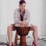 Gebruik van accessoires tijdens een boudoirfotoshoot bij Kleij en Co, boudoirfotograaf in Groningen. Sexy met een djembé op de foto.