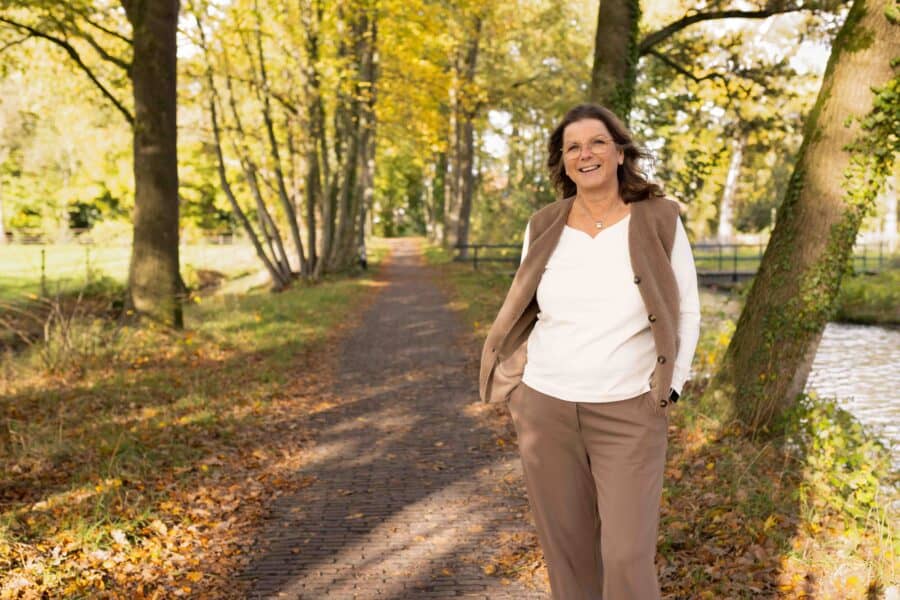 Portret van mantelzorgmakelaar Nancy Bekkering voor haar website JeZorgKompas, gemaakt door Kleij en Co, fotograaf uit Groningen.