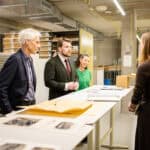 Minister Gouke Moes krijgt uitleg over het digitale CABR in het depot van de Groninger Archieven.