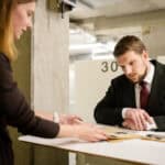 Minister van OCW Gouke Moes krijgt uitleg over het digitale CABR in het depot van de Groninger Archieven.