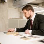 Minister van OCW Gouke Moes krijgt uitleg over het digitale CABR in het depot van de Groninger Archieven.