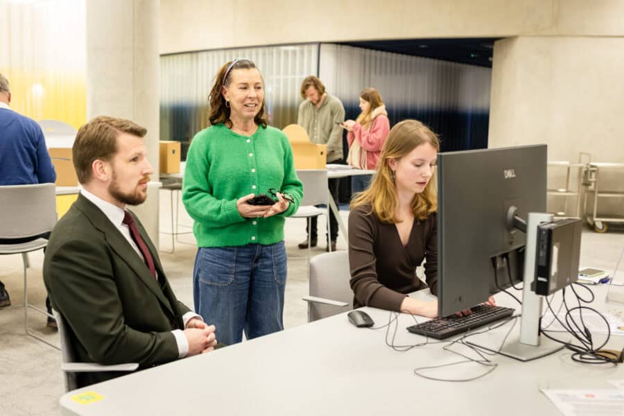 Minister van OCW Gouke Moes krijgt uitleg over het digitale CABR in de Groninger Archieven.