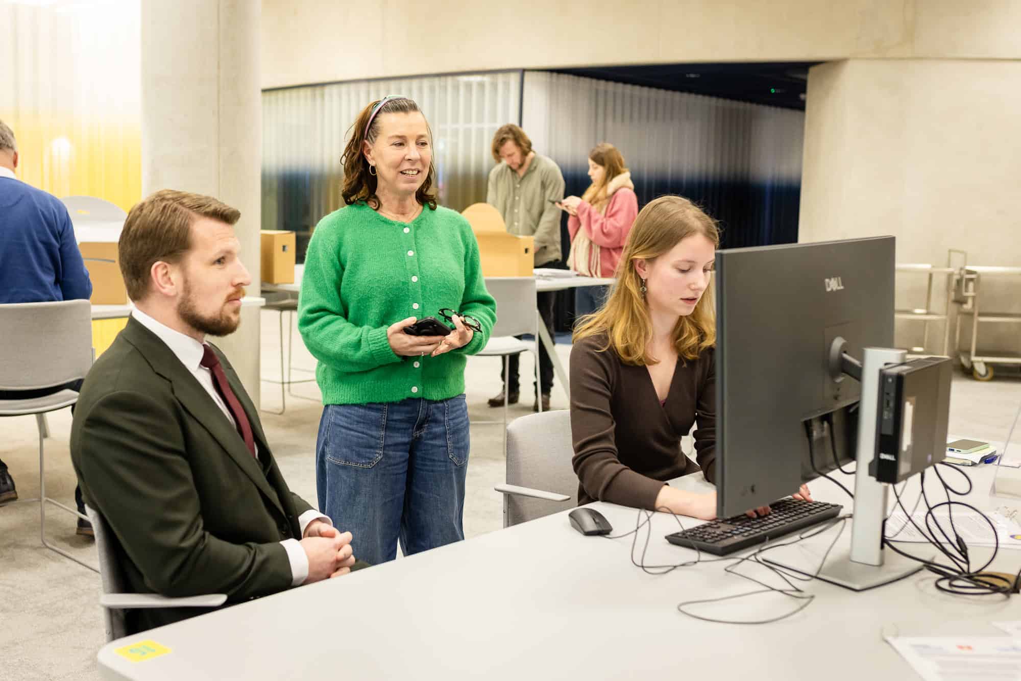 Minister van OCW Gouke Moes krijgt uitleg over het digitale CABR in de Groninger Archieven.