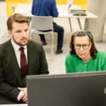 Minister van OCW Gouke Moes krijgt uitleg over het digitale CABR in de Groninger Archieven.