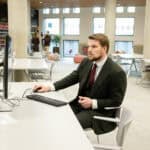 Minister van OCW Gouke Moes krijgt uitleg over het digitale CABR in de Groninger Archieven.