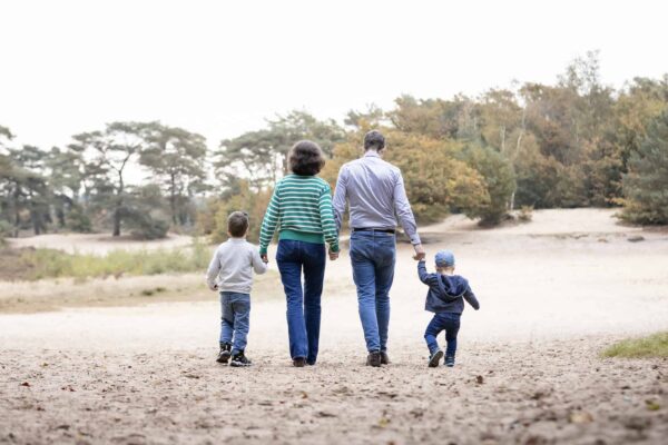 Een familiefotoshoot is bij Kleij en Co gewoon lekker spelen in het zand.