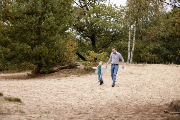 Een familiefotoshoot is bij Kleij en Co gewoon lekker spelen in het zand en klimmen in bomen.