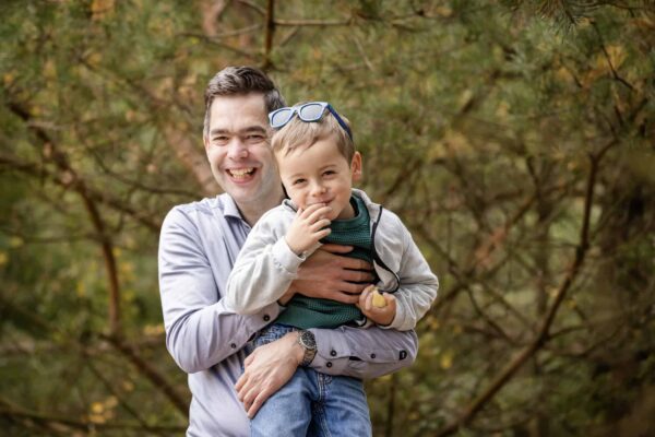 Een familiefotoshoot is bij Kleij en Co gewoon lekker spelen in het zand en klimmen in bomen.