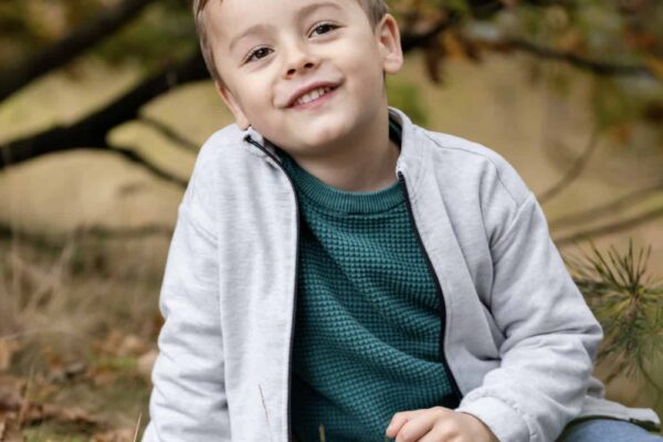 Een familiefotoshoot is bij Kleij en Co gewoon lekker spelen in het zand en klimmen in bomen.