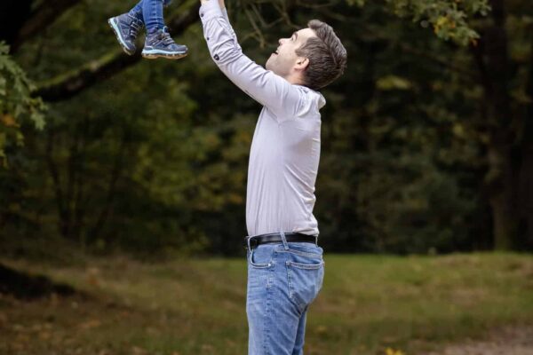 Een familiefotoshoot is bij Kleij en Co gewoon lekker spelen in het zand en klimmen in bomen.