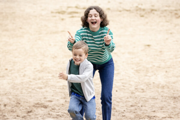 Een familiefotoshoot is bij Kleij en Co gewoon lekker spelen in het zand en klimmen in bomen.