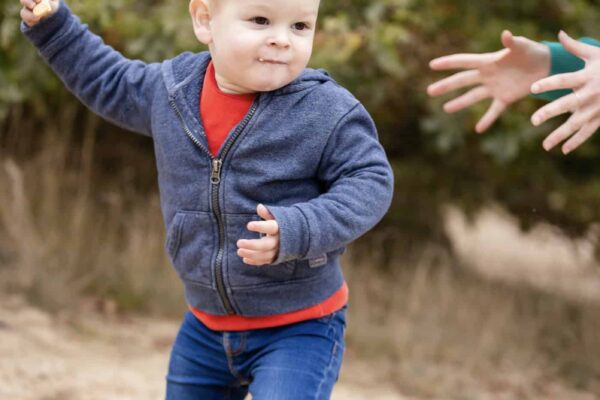 Een familiefotoshoot is bij Kleij en Co gewoon lekker spelen in het zand en klimmen in bomen.
