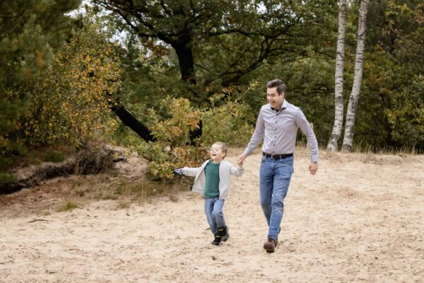 Een familiefotoshoot is bij Kleij en Co gewoon lekker spelen in het zand.