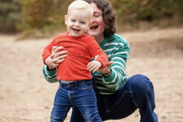 Een familiefotoshoot is bij Kleij en Co gewoon lekker spelen in het zand.